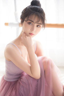 美女穿个性衣服的真人照片